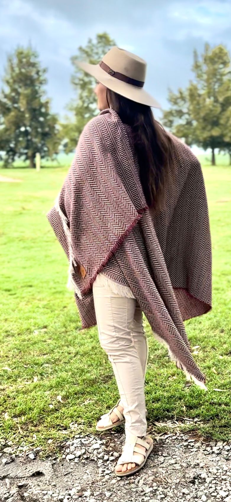 Ruanas de Lana – Elegancia y Tradición en Cada Prenda